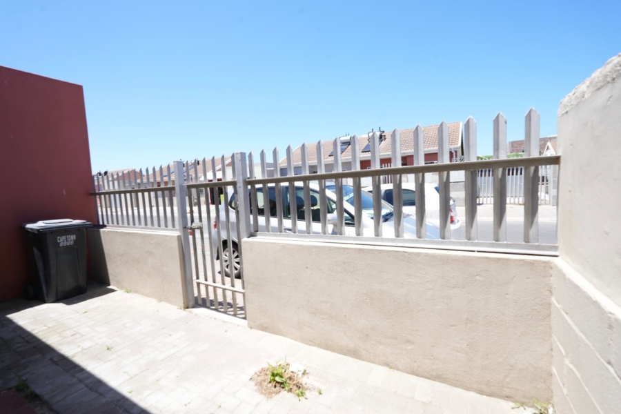 2 Bedroom Property for Sale in Pelican Park Western Cape